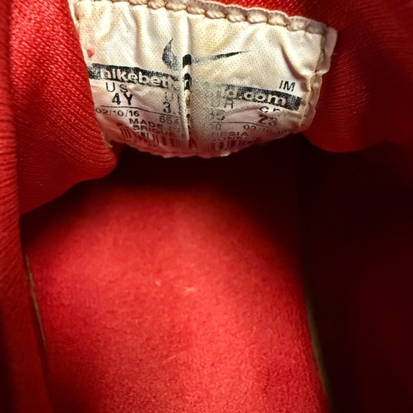 Nike Huarache Run Kids Red Sneakers Youth 4Y Triple Red Like New - Picture 10 of 10